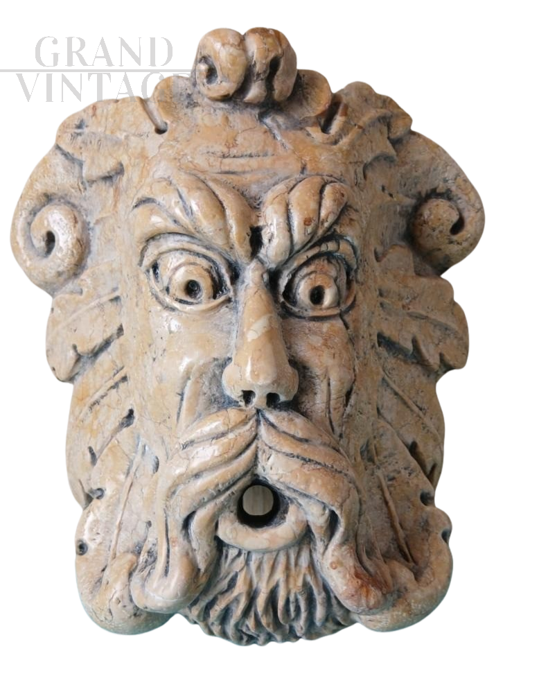 Mascherone in stile antico in marmo giallo reale                            