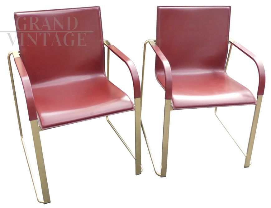 Coppia di poltroncine in ottone e cuoio bordeaux, anni '70