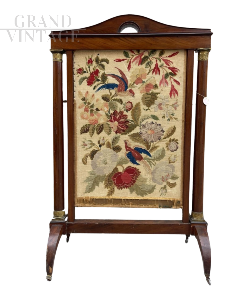 Parascintille antico per camino in legno e tela ricamata                            