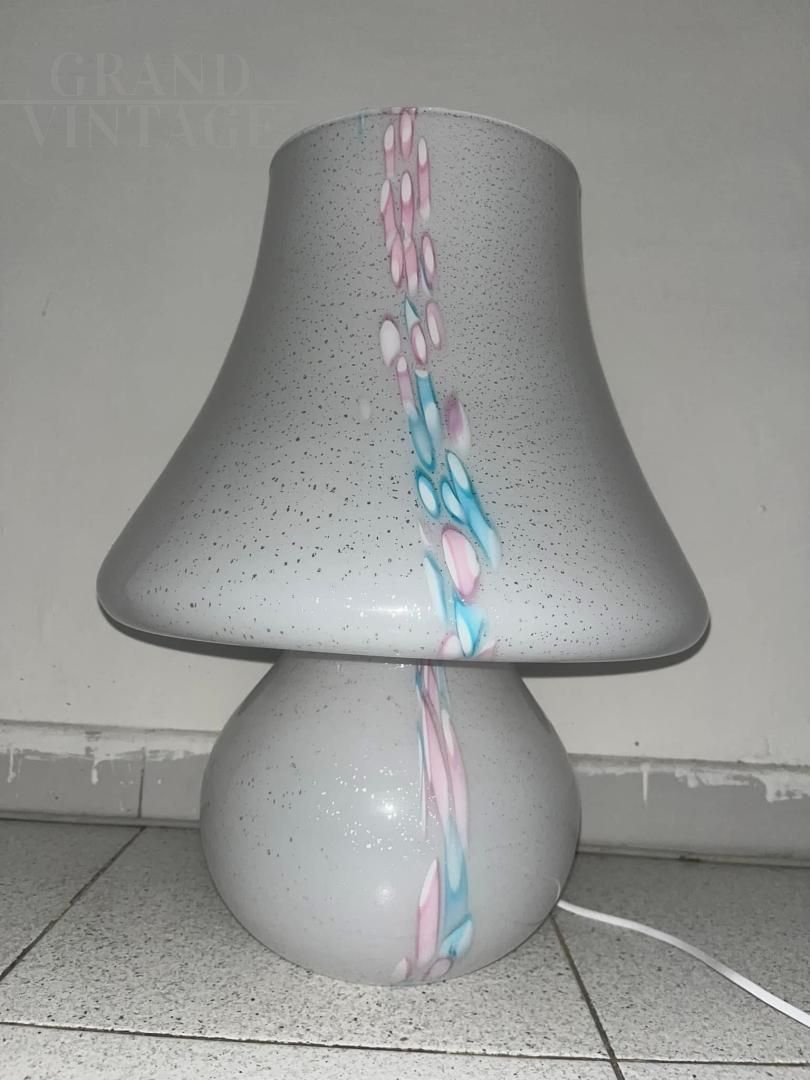 Grande lampada a fungo in vetro di Murano con inserti azzurri e rosa                            