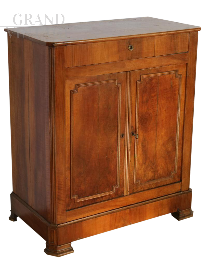Piccola credenza dell'800 in noce e radica