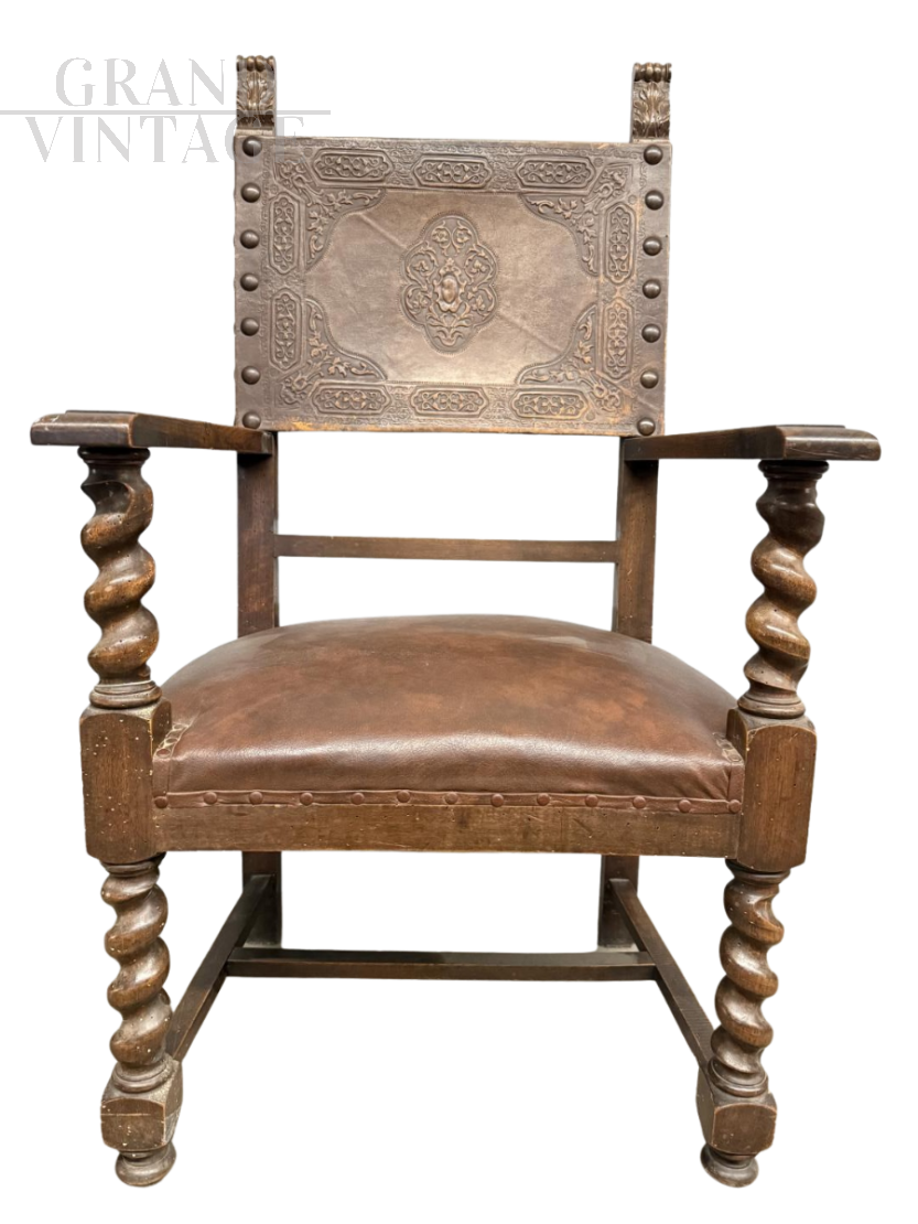 Poltrona antica neorinascimentale con braccioli e cuoio stampato, XIX secolo                            
