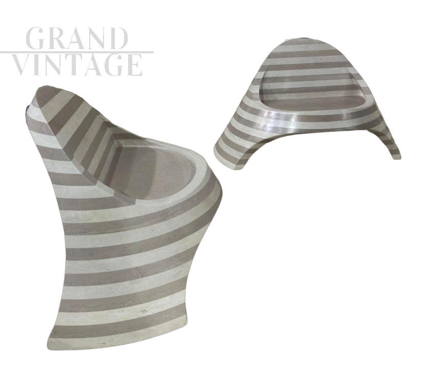 Poltrona design elegante in pietre Biancone e Bronzetto, Made in Italy recente                            