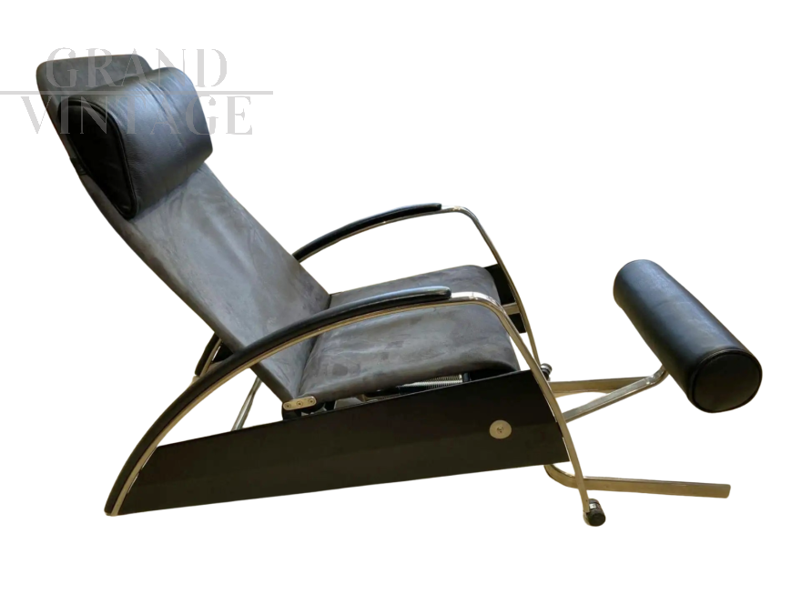 Poltrona Grand Repos con poggiapiedi di Jean Prouvé                            