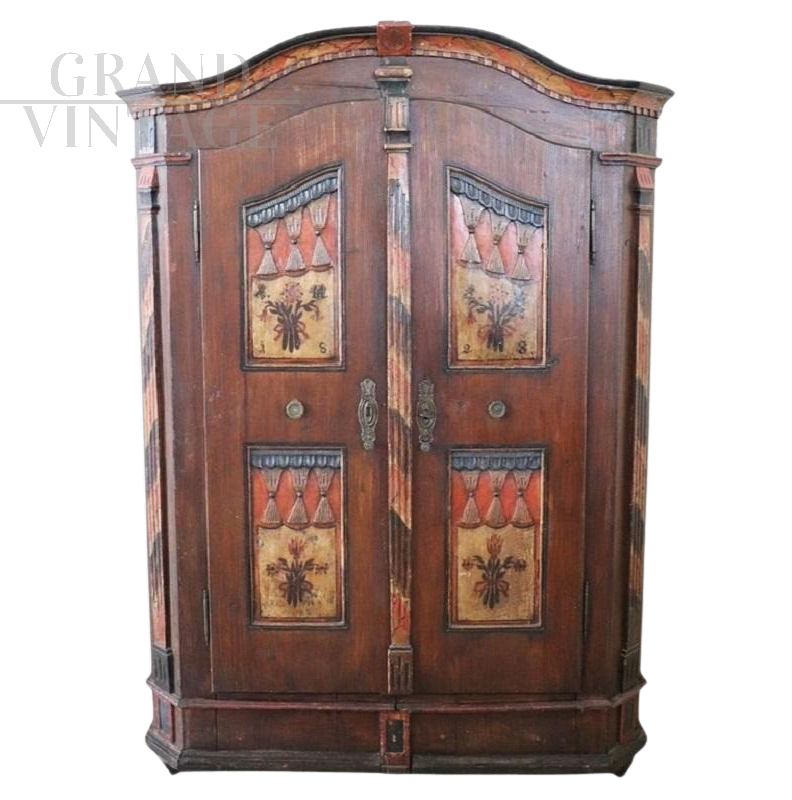 Raro armadio tirolese dell'800 intagliato e dipinto con vani segreti                            