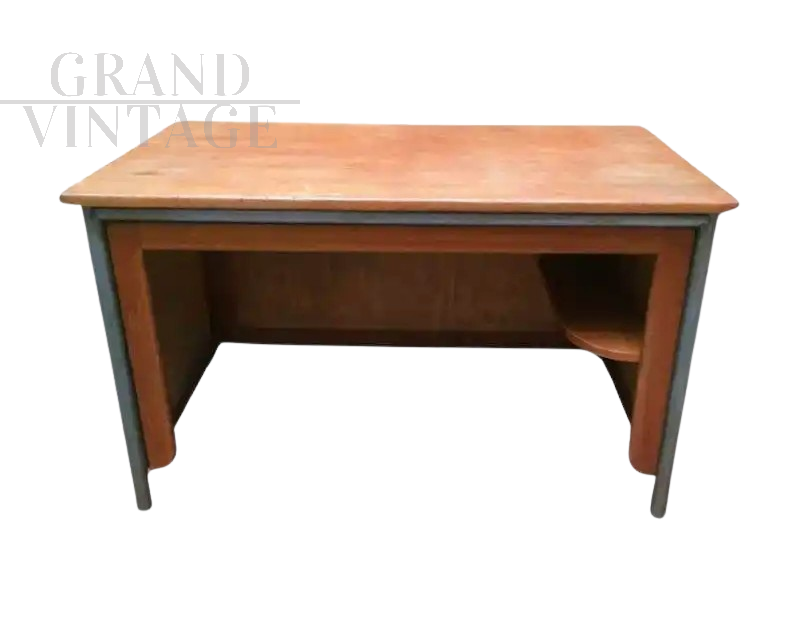 Scrivania modello Surveillant di Jean Prouvé                            