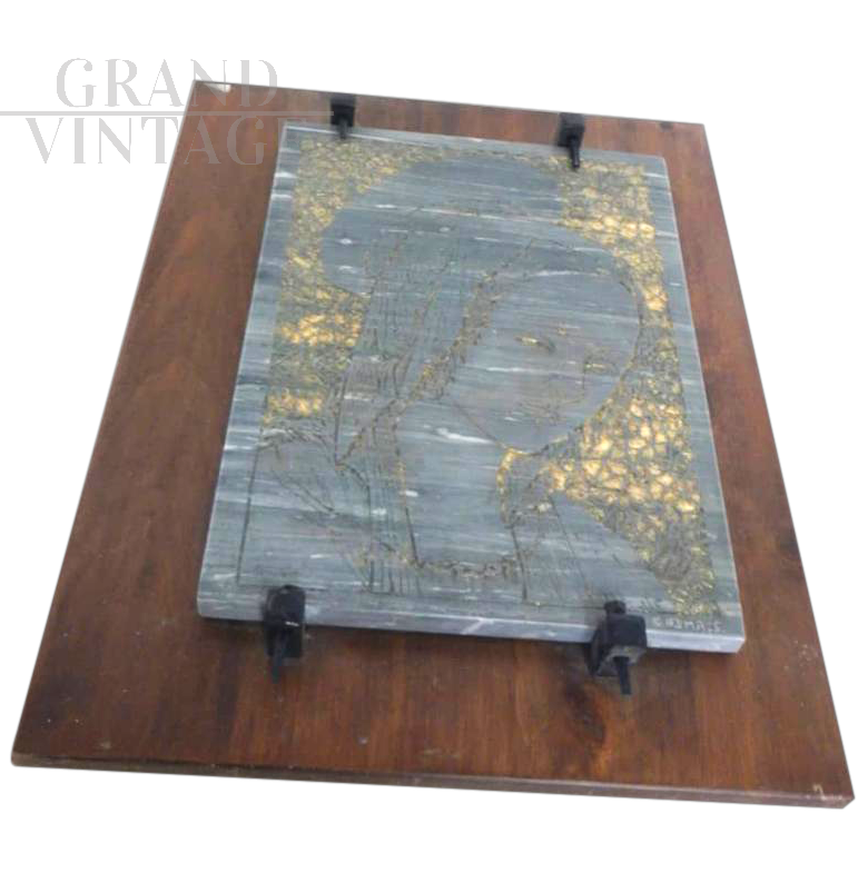 Scultura di Madonna incisa su lastra di marmo