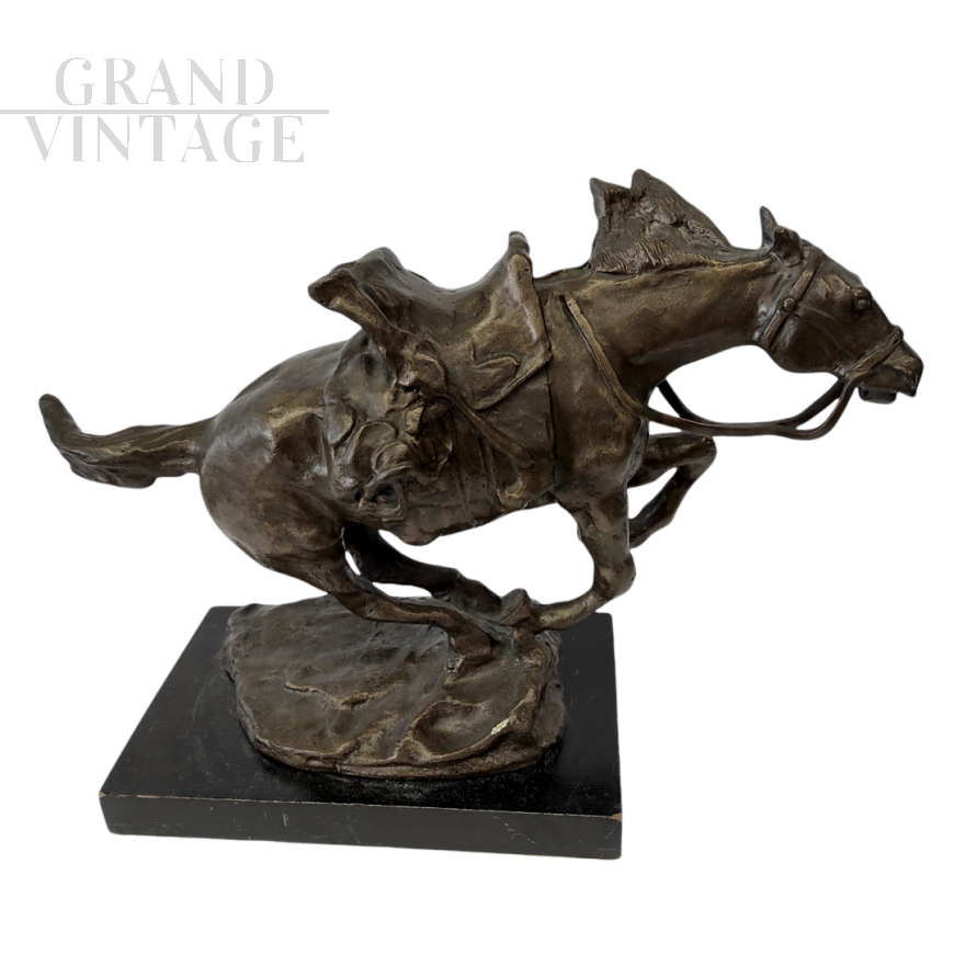 Scultura in bronzo patinato raffigurante un cavallo