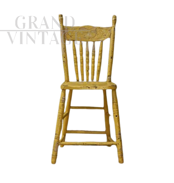 Sedia in stile country in legno giallo                            