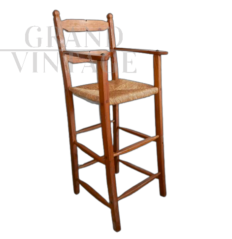 Seggiolone alto vintage con seduta in paglia e braccioli