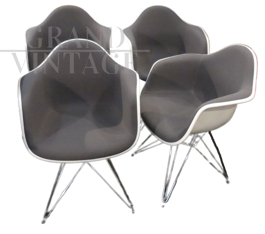 Set di 4 poltroncine Eames Plastic Armchairs DAR Vitra imbottite grigie                            