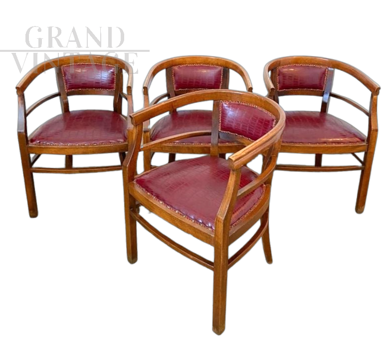 Set di 4 sedie Art Déco a pozzetto in legno e skai bordeaux, Italia anni '40                            