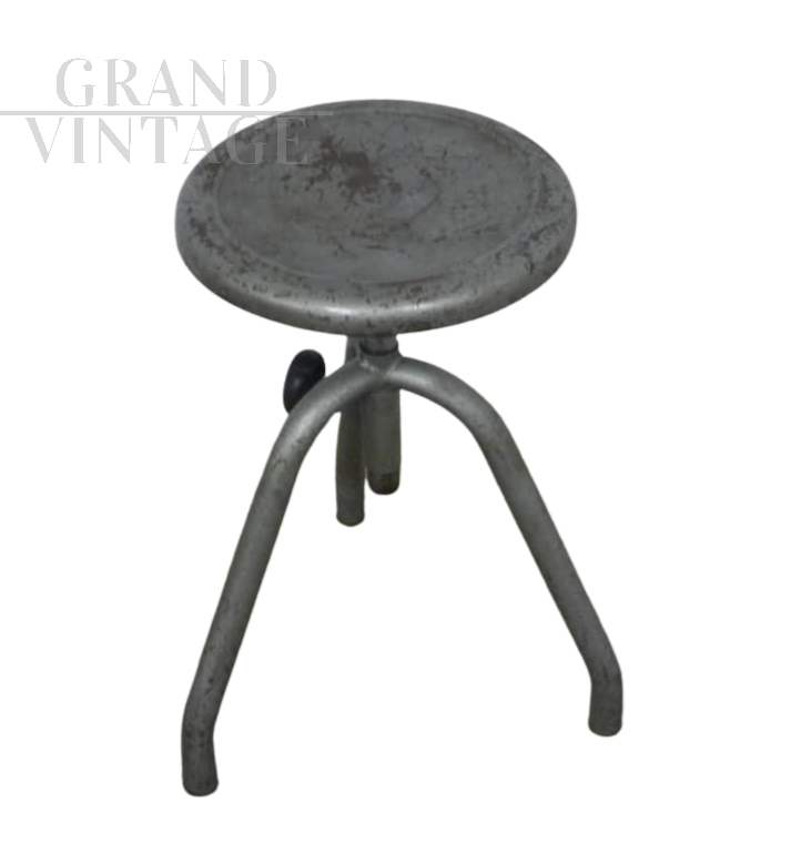 Sgabello industriale vintage in ferro verde con tre gambe