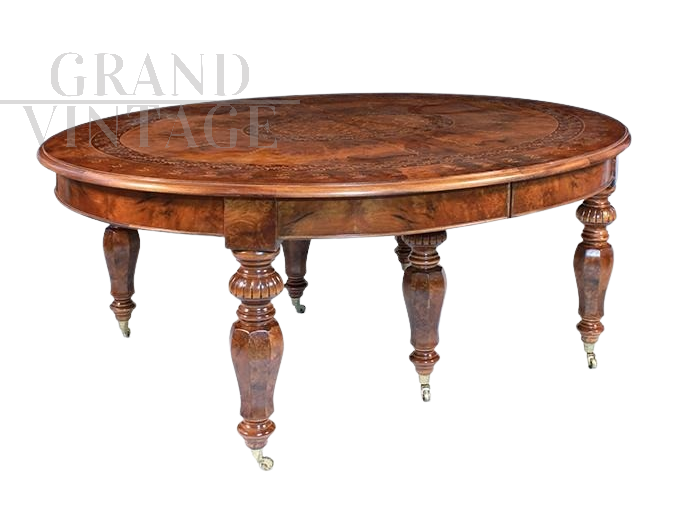 Sontuoso tavolo allungabile a manovella riccamente intarsiato                            