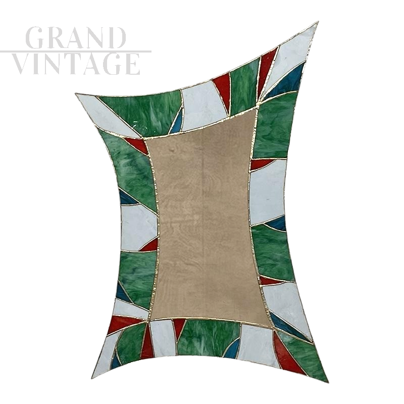 Specchiera sagomata in vetro colorato retroilluminato                            