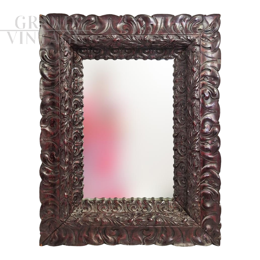 Specchiera del XVII secolo con cornice in legno riccamente intagliata                            