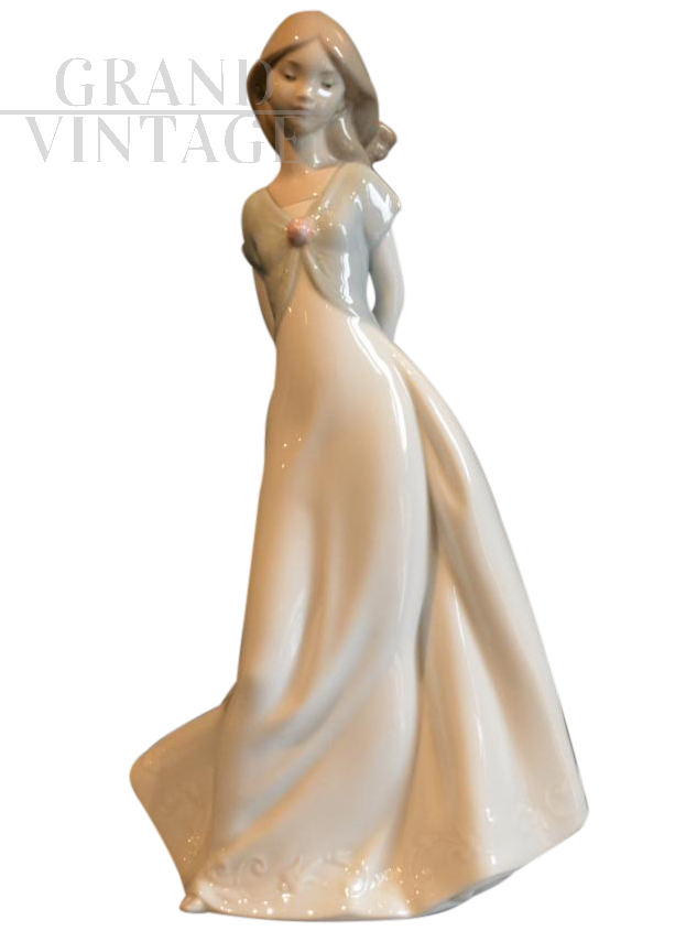 Statuetta di donna in porcellana Nao Porcelain 