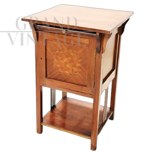 Tavolino Art Nouveau in legno di noce intarsiato, inizio XX secolo                            
