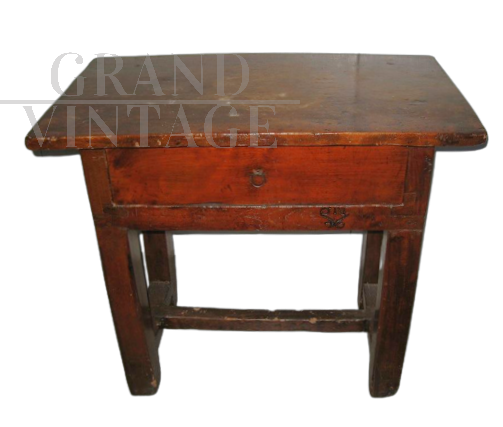 Tavolino basso rustico antico in noce massello            
                            