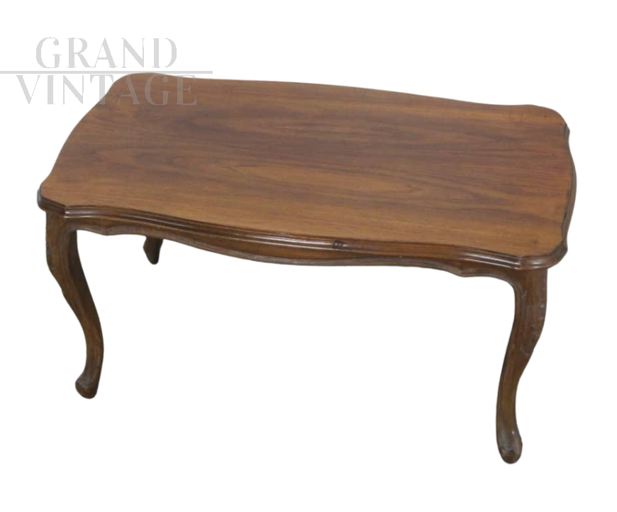Tavolino da salotto vintage con gambe mosse e intagliate                            