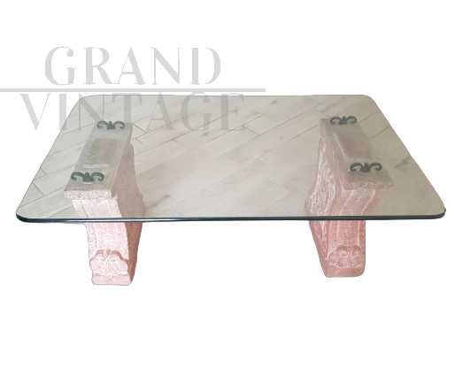 Tavolino vintage con gambe in granito rosa scolpito e piano in vetro