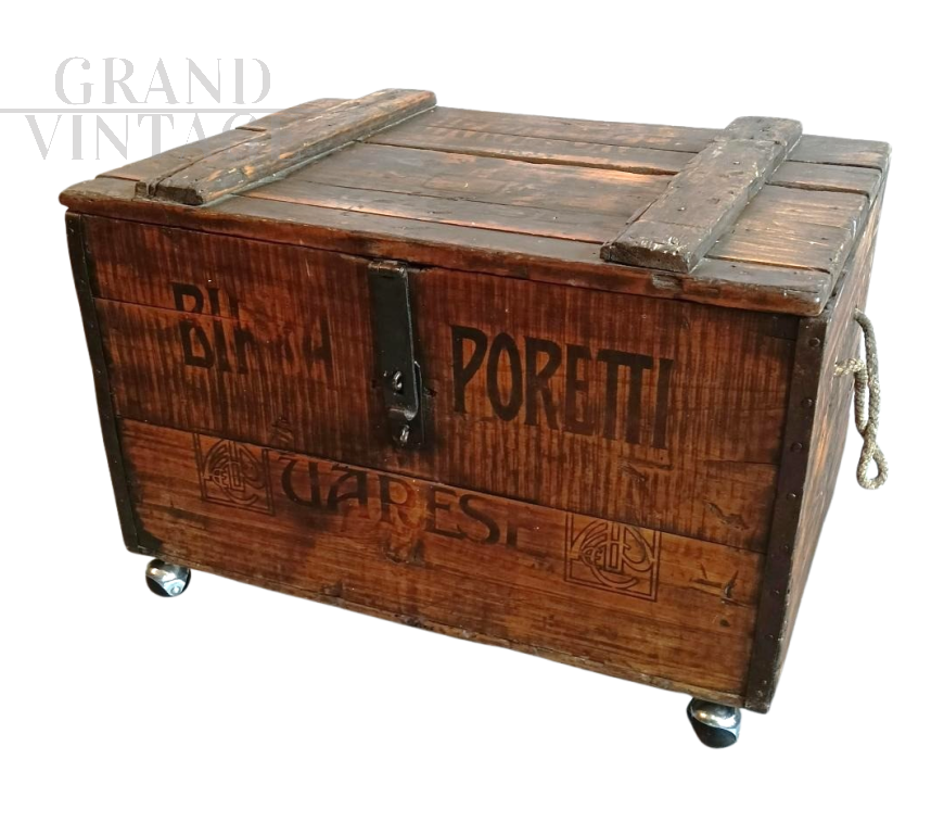 Tavolino vintage con rotelle ricavato da una cassa di legno                            