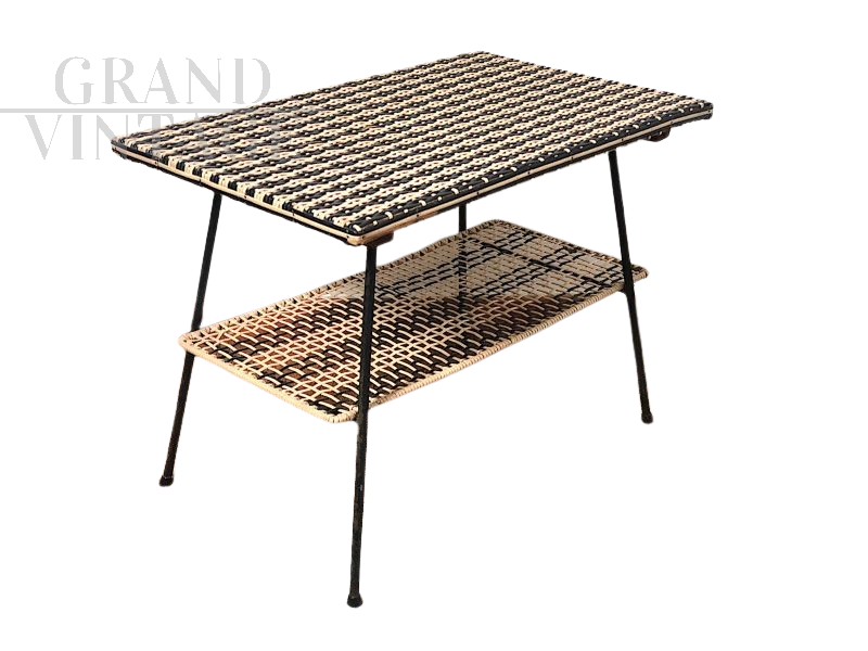 Tavolino vintage in pvc intrecciato bianco e nero                            