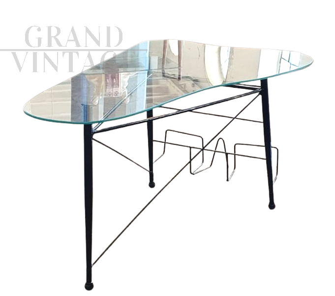 Tavolino vintage portariviste con piano in vetro sagomato                            