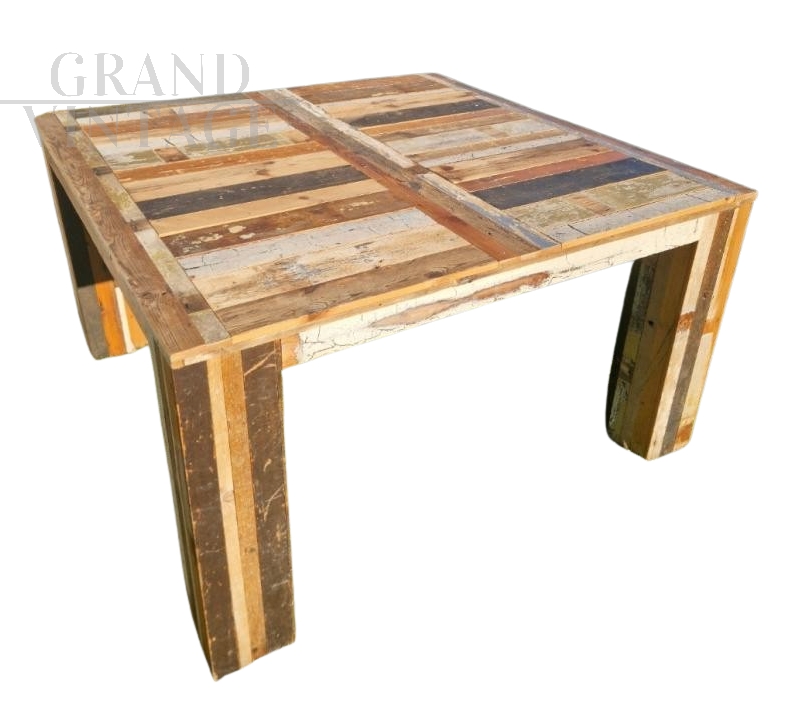 Tavolo in legno patchwork di vari colori                            