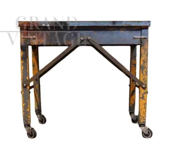 Tavolo industriale da lavoro in metallo con le rotelle