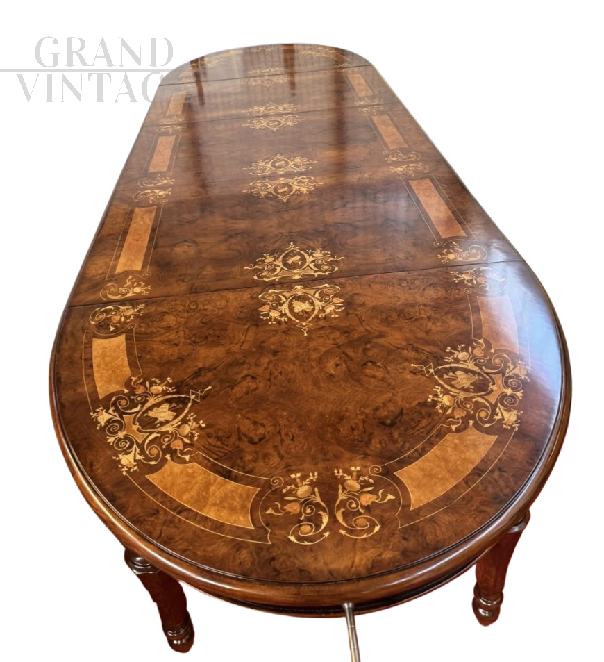 Tavolo palladiano allungabile a manovella con intarsi di fiori e musichieri