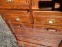 Schedario archivio vintage in legno con cassetti e serrandina