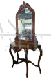 Console antica con grande specchiera sul piano