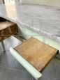 Tavolo da cucina vintage con piano in marmo, cassetto, taglieri e mattarello