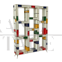 Libreria a giorno in legno rivestita in vetro colorato in stile Mondrian                            
