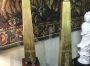 Coppia di obelischi in legno dorato con base effetto porfido