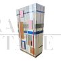 Armadio design rivestito in vetro multicolore e con interni illuminati