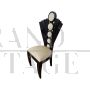 Sedia design nera in pelle bianca con schienale a ventaglio