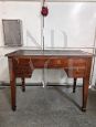 Scrivania antica vittoriana con piano in pelle, XIX secolo                            