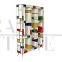 Libreria a giorno in legno rivestita in vetro colorato in stile Mondrian                            
