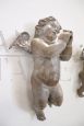Coppia di statue di putti in stile antico da appendere