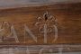 Piccola cassapanca antica intagliata del XVIII secolo in castagno
