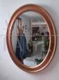 Specchio ovale vintage anni '70 in legno oro e bronzo