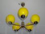 Lampadario modernariato anni '60 con 5 sfere gialle