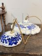 Coppia di lampadari vintage in ceramica dipinti a mano con decori blu                            