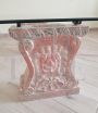 Tavolino vintage con gambe in granito rosa scolpito e piano in vetro