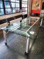 Grande tavolo da riunioni o da pranzo in ferro con piano in cristallo