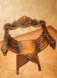 Coppia di sedie Savonarola con intagli di teste di leone                            
