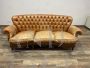 Divano vintage Chippendale in pelle con schienale capitonné