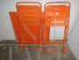 Set tavolino e 2 sedie industriali in metallo arancione, anni '70